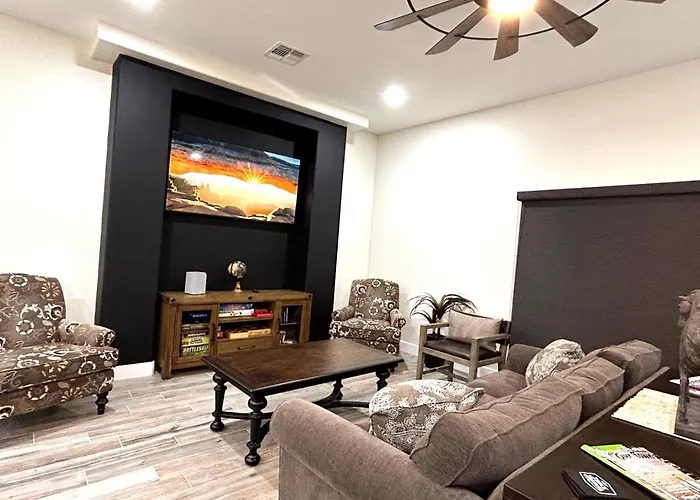 Desert Retreat 3br Close To River And Casinos *